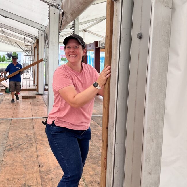 23 08 12 12 57 32 9244