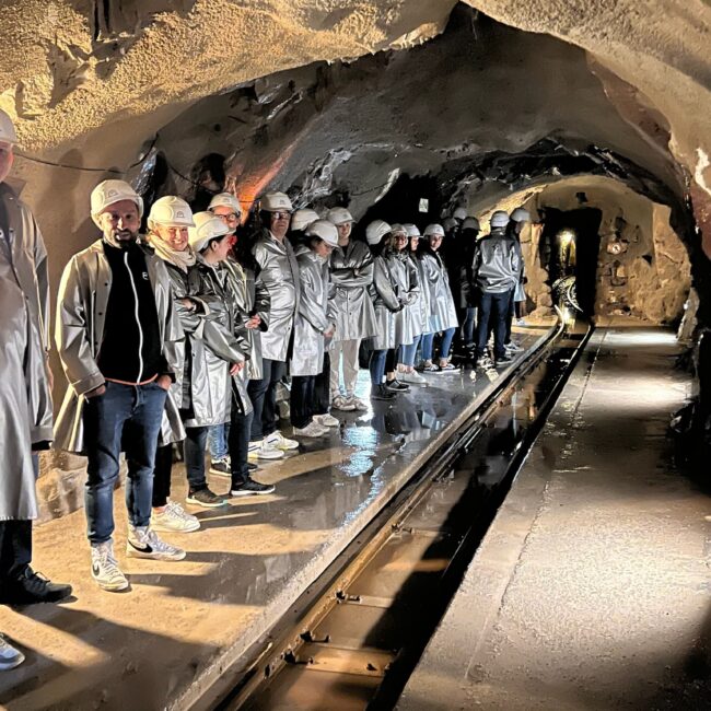 24 09 22 12 52 32 9182