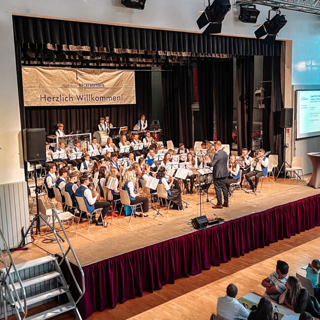 25 04 12 19 43 19 8604