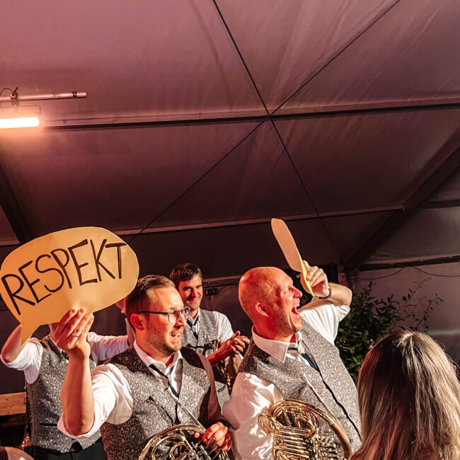 25 05 17 00 05 56 9351