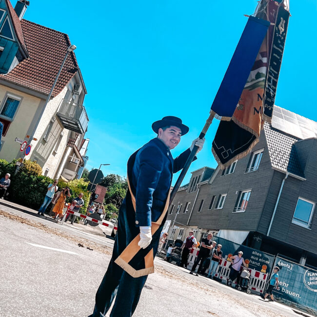 25 05 30 12 30 58 9749