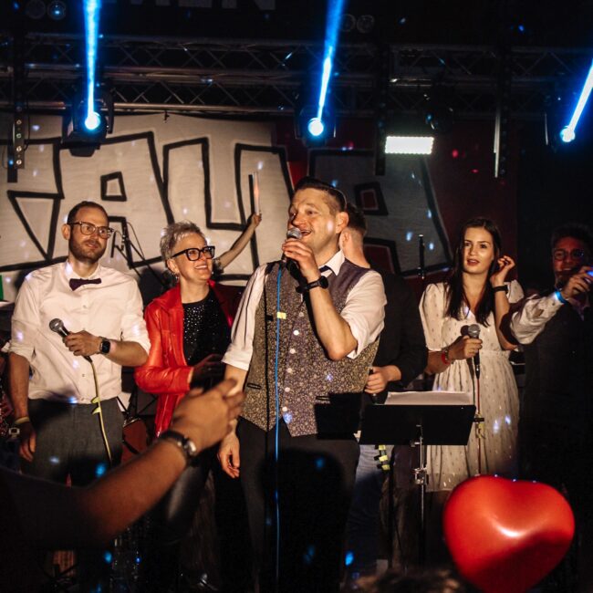 25 08 25 22 15 37 3737